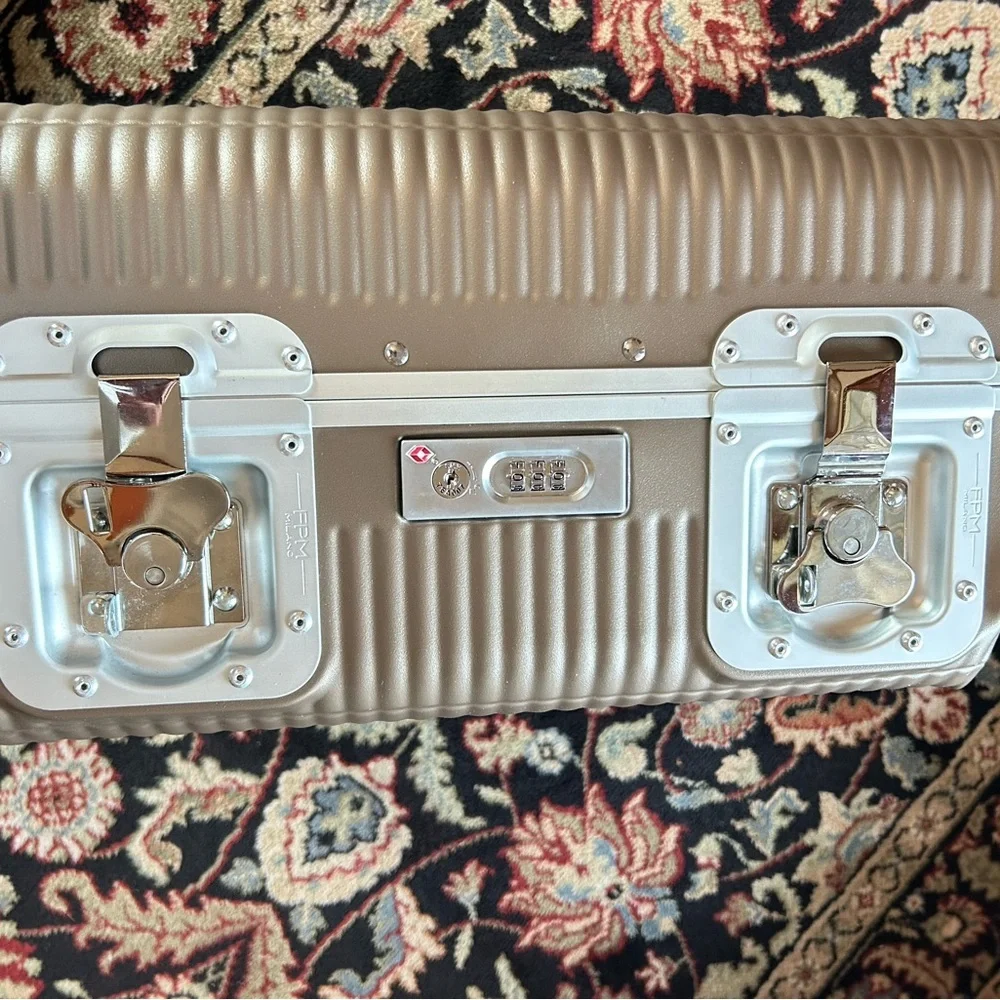FPM Milano light spinner suitcase made in Italy NWT